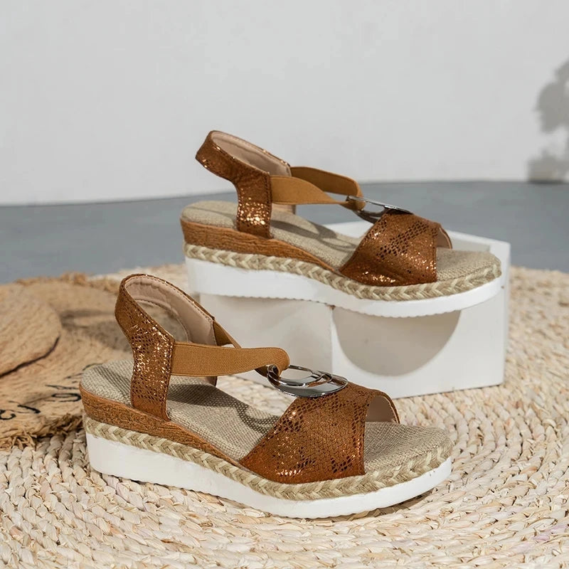 Sandalias de cuña con decoración de metal para mujer, zapatos de gladiador con plataforma y estampado de serpiente, cómodos e informales, de tacón medio, para verano de 2024.