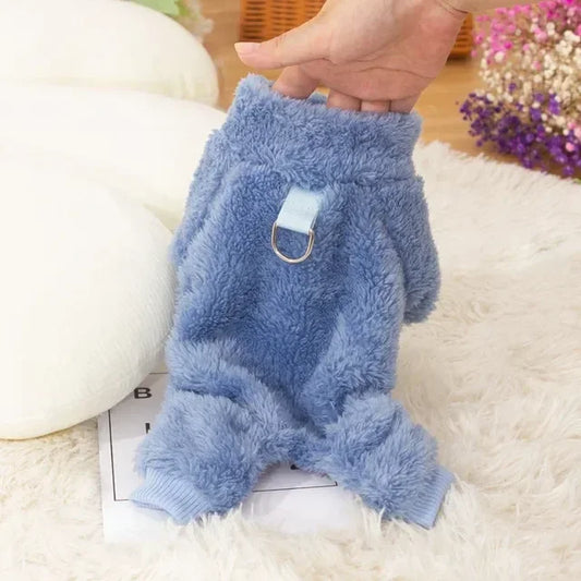 Compra ahora nuestros lujosos y acogedores accesorios premium para mascotas y realza el look de tu peludo amigo. Consiente a tu querido compañero.