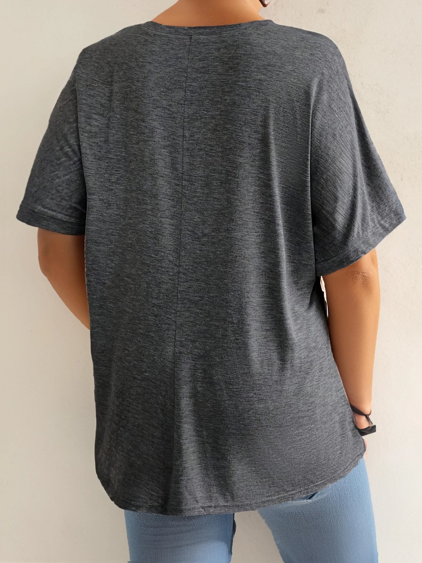 Camiseta de manga curta com decote em v feminina com bolsos frontais, top confortável e elegante, plus size, casual