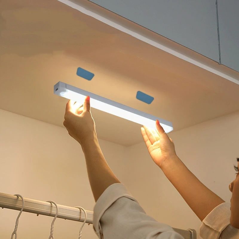 Luz Noturna LED Sem Fio com Sensor de Movimento e Recarga USB – Barra Longa para Armários de Cozinha, Guarda-Roupas, Cabeceiras e Escadas
