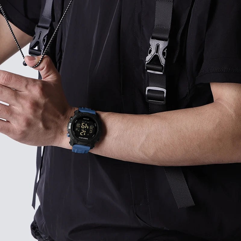 NAVIFORCE - Reloj de pulsera digital LCD para hombre, deportivo, resistente al agua hasta 50 m, con correa de silicona, informal, electrónico