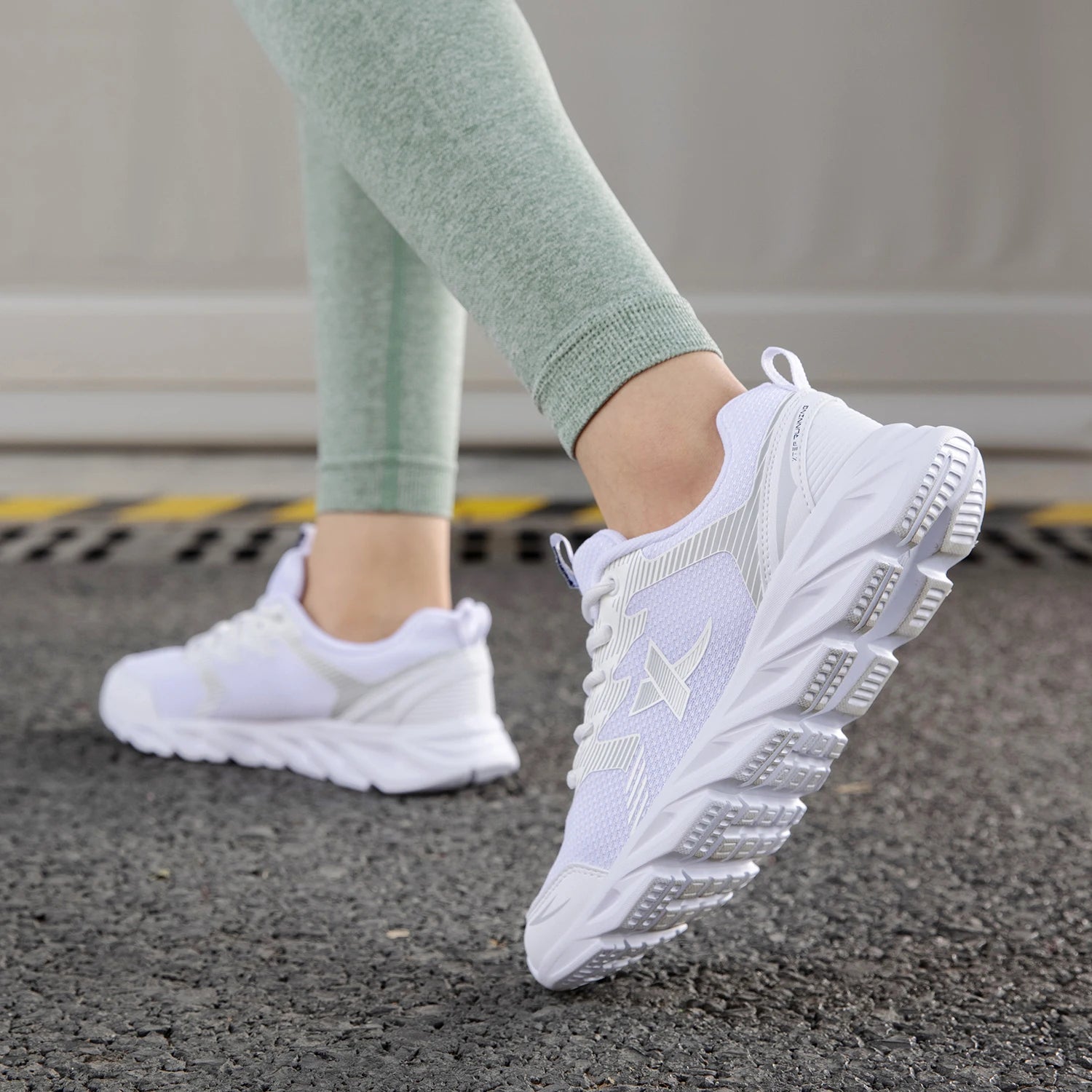 Xtep Women's Running Shoes Wear-resistant Casual Sports Shoes For Women Winter Tennis Female Sneakers White 879318110073
