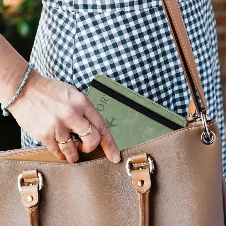 Tarjetero de cuero con bloqueo RFID, funda para pasaporte, billetera, accesorios de viaje para mujeres y hombres.