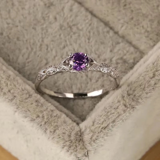 Anillo de mujer con circonita amatista de estilo lujoso y ligero de plata, anillo de temperamento con gema de moda simple europea y americana