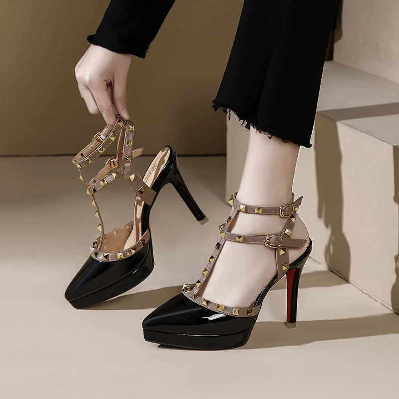 Zapatos de tacón alto con plataforma impermeable y punta puntiaguda para mujer, con remaches de 10 y 12 cm, con correa y hebilla, para verano de 2024.