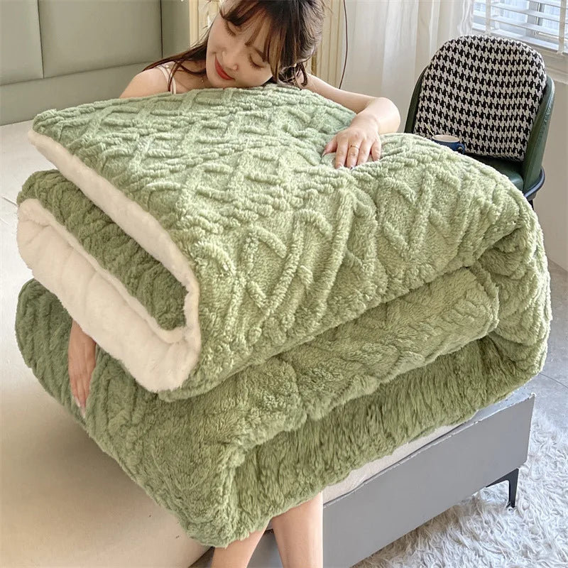Blanket  Heavyweight Winter Comforter Ultra-Soft Plush Thickened Quilt Beige-Friendly Bedding Warmth Machine-Washable Luxury
