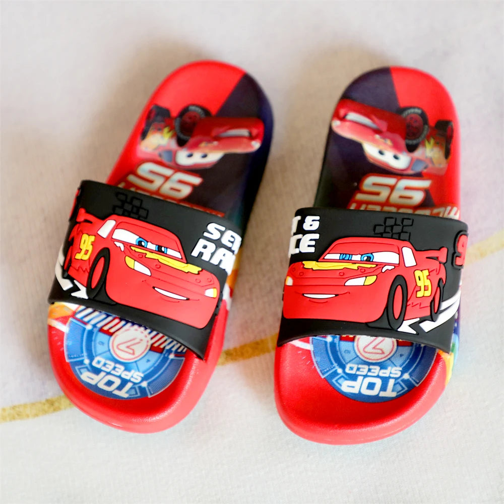 Nuevas sandalias de verano para niños, con dibujos de coches, suela suave, antideslizantes, para usar en todas las estaciones.