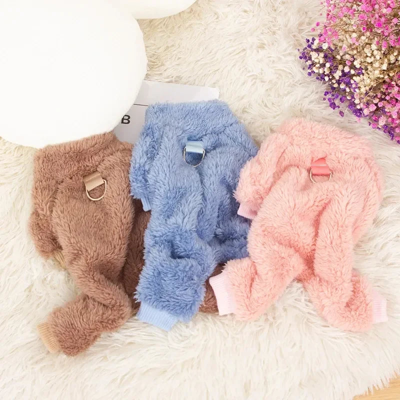 Compra ahora nuestros lujosos y acogedores accesorios premium para mascotas y realza el look de tu peludo amigo. Consiente a tu querido compañero.