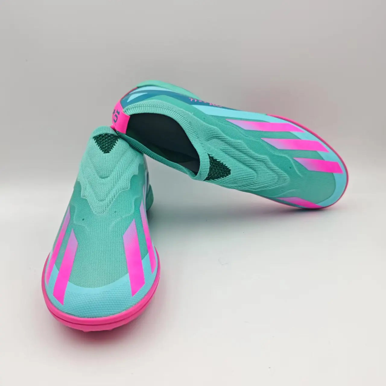 Ultralight Men Soccer Shoes Cleats Non Slip Football Field Boots Grass Sport Society Training Unisex Professional Women Sneaker