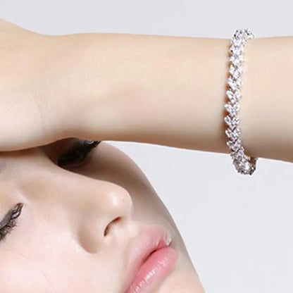 Pulsera elegante para mujer con cadena de circonitas cúbicas y brillantes incrustaciones. Regalos.