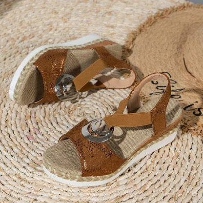 Sandalias de cuña con decoración de metal para mujer, zapatos de gladiador con plataforma y estampado de serpiente, cómodos e informales, de tacón medio, para verano de 2024.