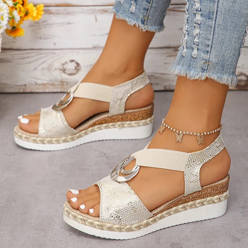 Sandalias de cuña con decoración de metal para mujer, zapatos de gladiador con plataforma y estampado de serpiente, cómodos e informales, de tacón medio, para verano de 2024.