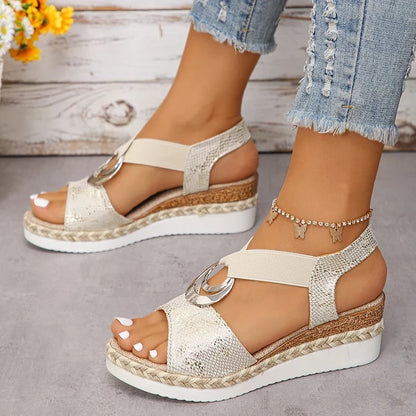 Sandalias de cuña con decoración de metal para mujer, zapatos de gladiador con plataforma y estampado de serpiente, cómodos e informales, de tacón medio, para verano de 2024.