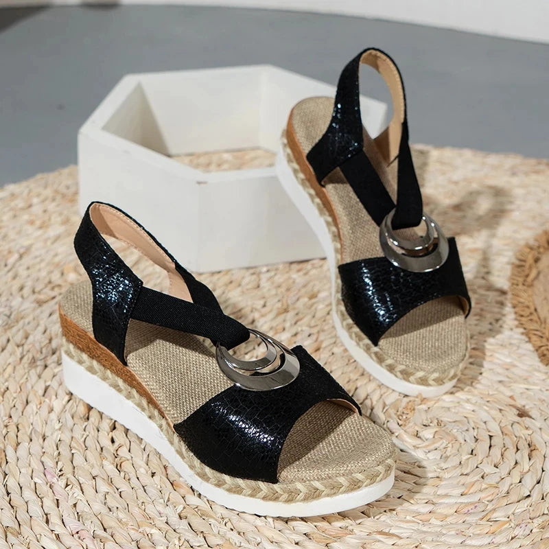 Sandalias de cuña con decoración de metal para mujer, zapatos de gladiador con plataforma y estampado de serpiente, cómodos e informales, de tacón medio, para verano de 2024.