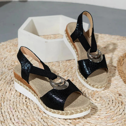 Sandalias de cuña con decoración de metal para mujer, zapatos de gladiador con plataforma y estampado de serpiente, cómodos e informales, de tacón medio, para verano de 2024.