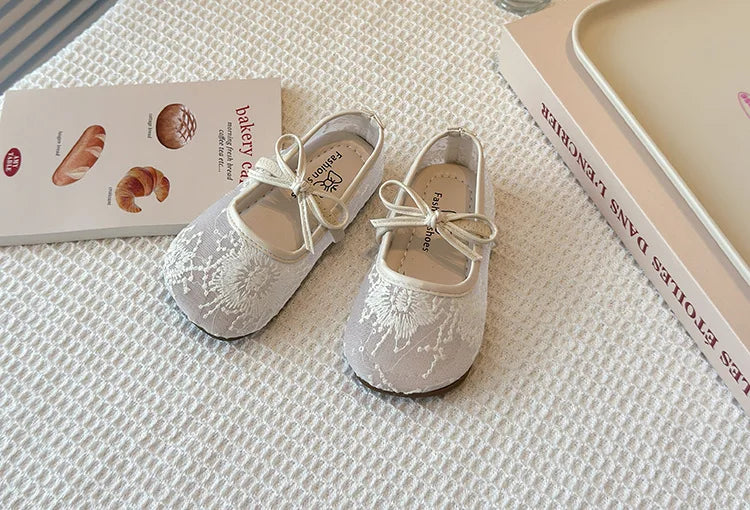 2026 Summer Kids Shoes Girls Sandals Lace Floral Princess Shoes Children Soft Sole Flat Party Dress Breathable Shoes