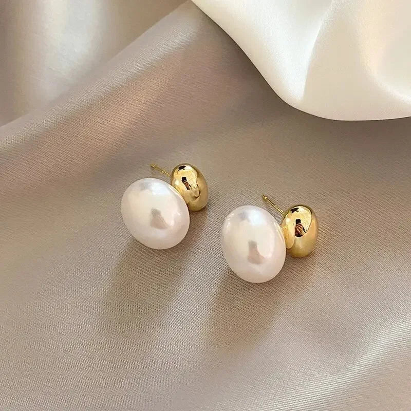 Pendientes redondos de acero inoxidable con perlas de imitación de coral, dije pequeño, chapados en oro y platino, joyería de uso diario. 