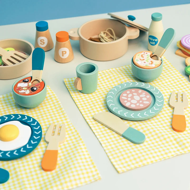 Juego de cocina de madera Montessori con platos y accesorios, ideal como regalo para niños pequeños a partir de 3 años.