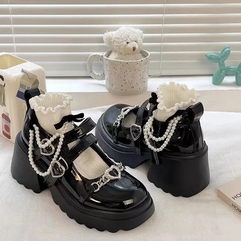 Sapatos Lolita em forma de coração para mulheres, couro envernizado, plataforma Mary Janes, decoração de metal, bombas de salto grossas, doce, 2023