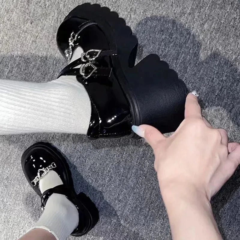 Sapatos Lolita em forma de coração para mulheres, couro envernizado, plataforma Mary Janes, decoração de metal, bombas de salto grossas, doce, 2023