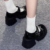 Sapatos Lolita em forma de coração para mulheres, couro envernizado, plataforma Mary Janes, decoração de metal, bombas de salto grossas, doce, 2023
