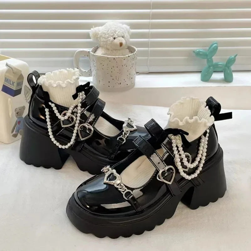 Sapatos Lolita em forma de coração para mulheres, couro envernizado, plataforma Mary Janes, decoração de metal, bombas de salto grossas, doce, 2023