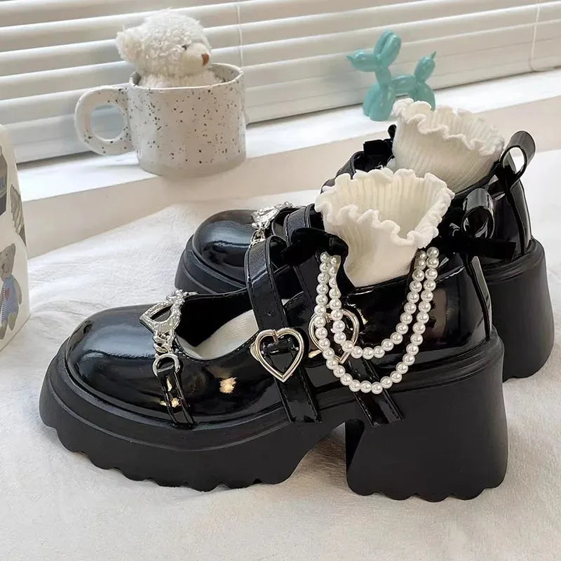 Sapatos Lolita em forma de coração para mulheres, couro envernizado, plataforma Mary Janes, decoração de metal, bombas de salto grossas, doce, 2023