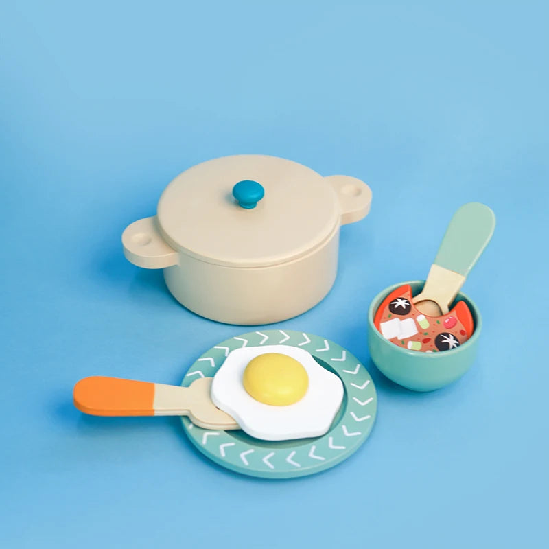 Juego de cocina de madera Montessori con platos y accesorios, ideal como regalo para niños pequeños a partir de 3 años.
