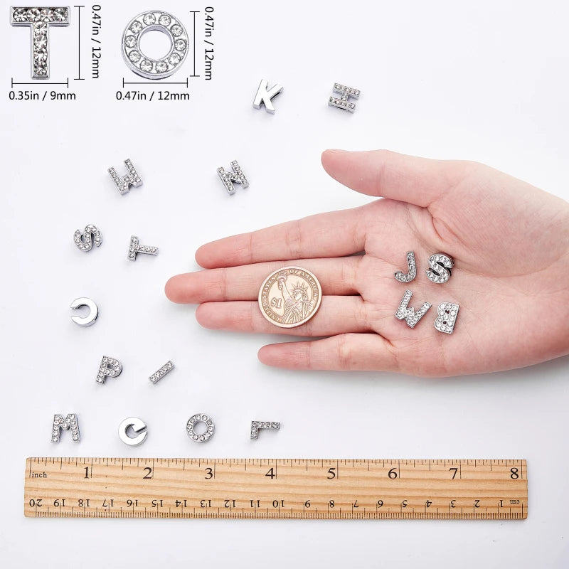 52 pçs/caixa encantos deslizantes de liga de zinco ecológicos com strass banhado a platina letra A ~ Z cristal 12x3 ~ 12x4,5mm Furo: 8x2mm