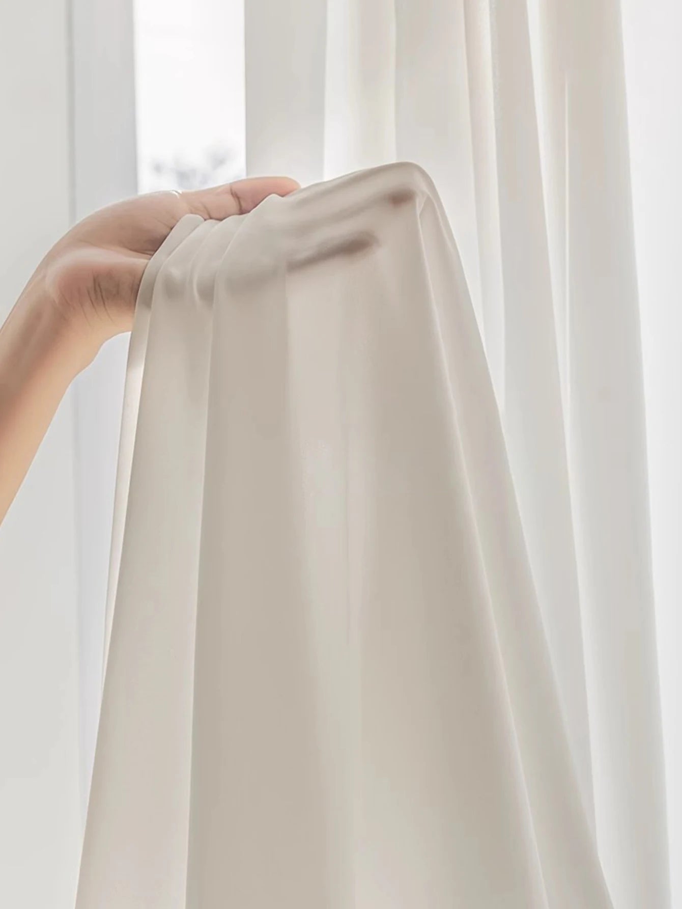 Una cortina impermeable que evita que el gato arañe y para la sala de estar y el dormitorio.