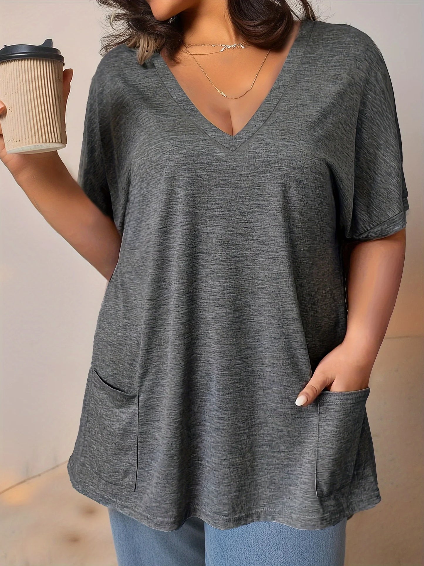 Camiseta de manga curta com decote em v feminina com bolsos frontais, top confortável e elegante, plus size, casual
