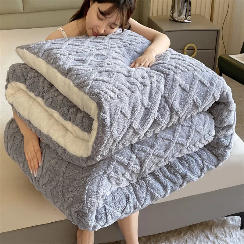 Blanket  Heavyweight Winter Comforter Ultra-Soft Plush Thickened Quilt Beige-Friendly Bedding Warmth Machine-Washable Luxury