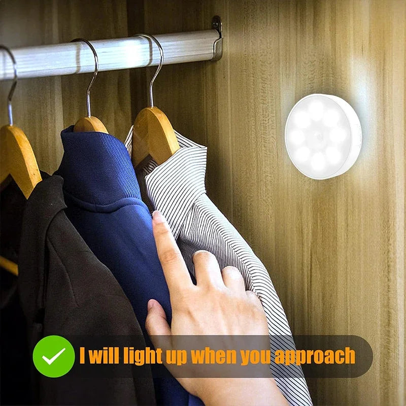 Kit com 2 a 6 unidades de Luz Noturna LED com Sensor de Movimento, Recarregável via USB, 3 Cores de Luz – Ideal para Armários, Guarda-roupas, Escadas e Closets (Sem Fio)