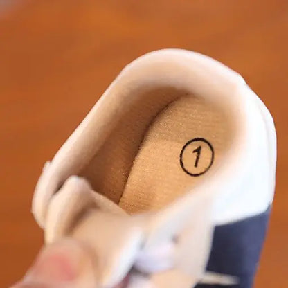 Zapatillas clásicas para bebés recién nacidos con letras entrelazadas, calzado informal antideslizante para caminar, para niños y niñas de 0 a 18 meses