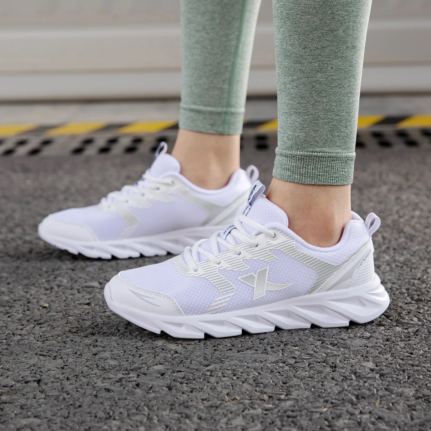 Xtep Women's Running Shoes Wear-resistant Casual Sports Shoes For Women Winter Tennis Female Sneakers White 879318110073