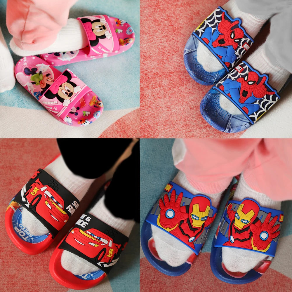 Nuevas sandalias de verano para niños, con dibujos de coches, suela suave, antideslizantes, para usar en todas las estaciones.