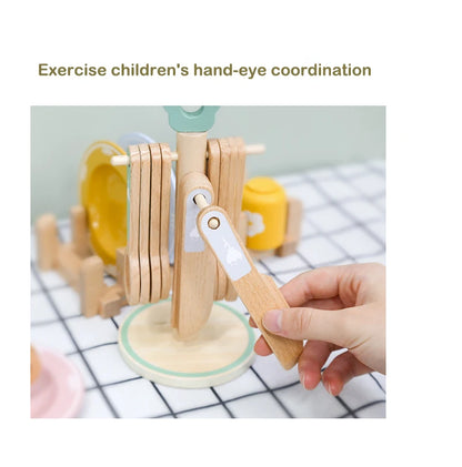 Juego de cocina de madera Montessori con platos y accesorios, ideal como regalo para niños pequeños a partir de 3 años.