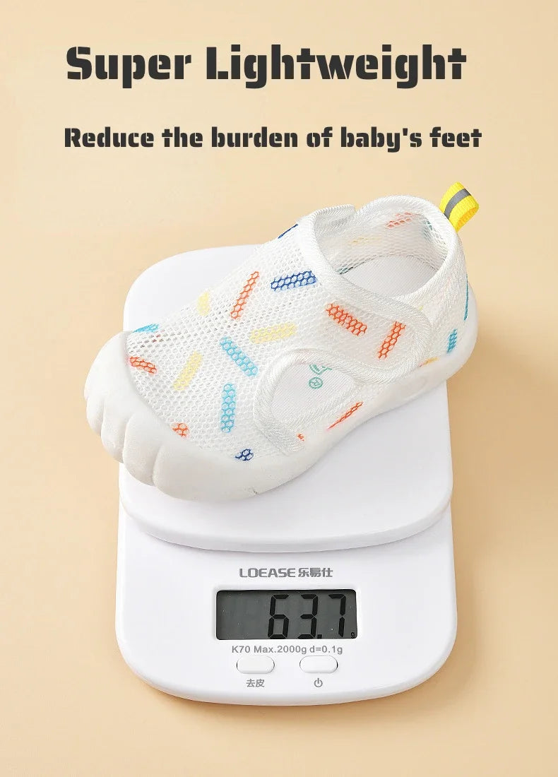 Sandalias de verano transpirables de malla de aire para niños de 1 a 4 años, zapatos casuales unisex para bebés, suela suave antideslizante, zapatos ligeros para primeros pasos.