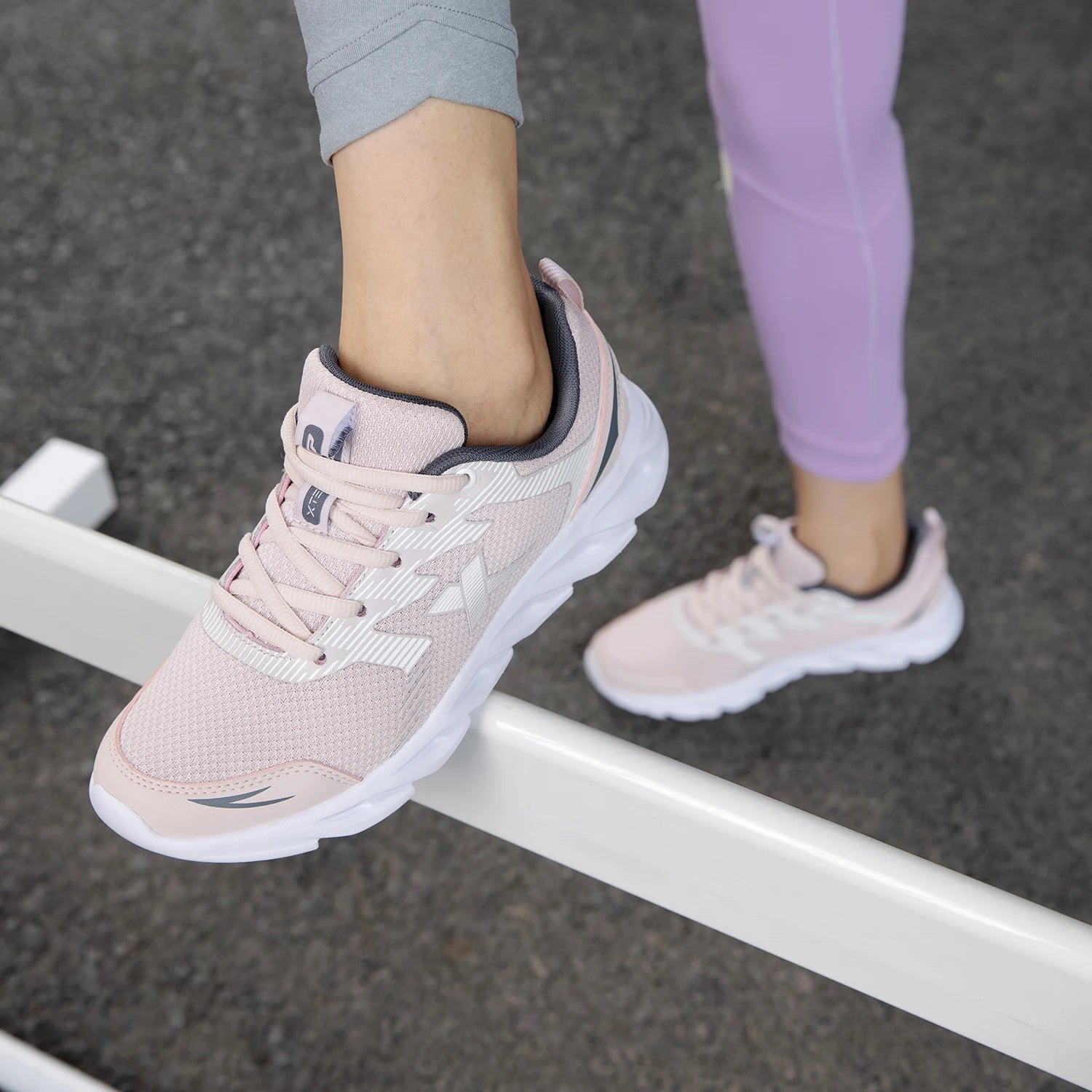 Xtep Women's Running Shoes Wear-resistant Casual Sports Shoes For Women Winter Tennis Female Sneakers White 879318110073