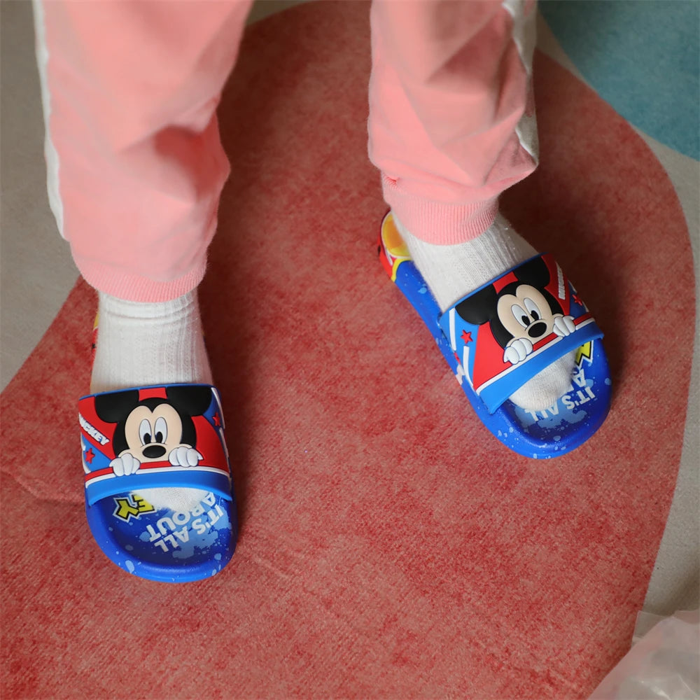 Nuevas sandalias de verano para niños, con dibujos de coches, suela suave, antideslizantes, para usar en todas las estaciones.