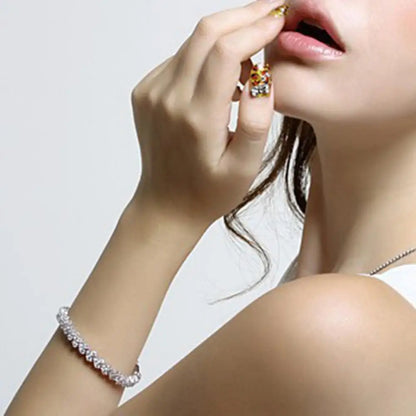 Pulsera elegante para mujer con cadena de circonitas cúbicas y brillantes incrustaciones. Regalos.