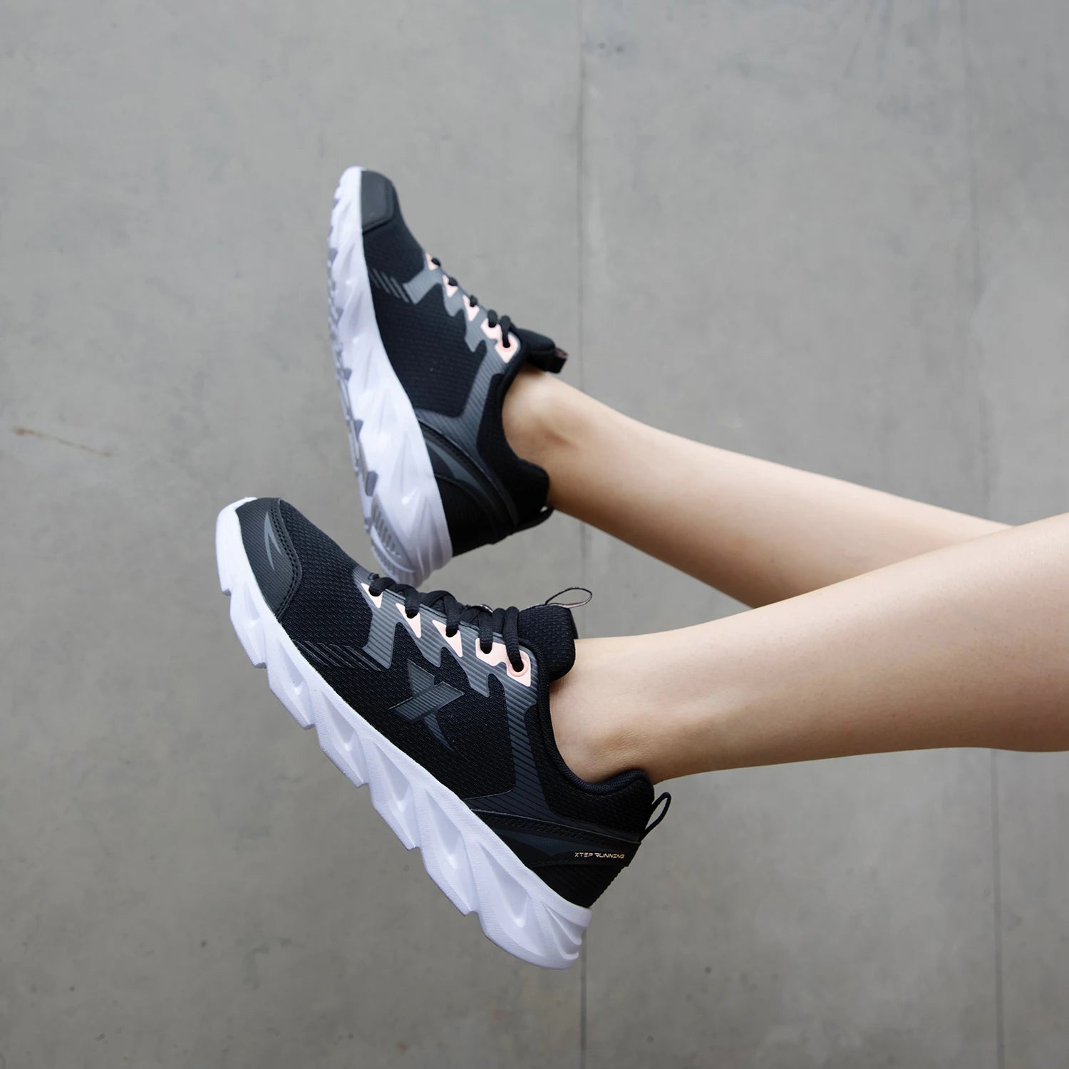 Xtep Women's Running Shoes Wear-resistant Casual Sports Shoes For Women Winter Tennis Female Sneakers White 879318110073
