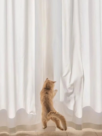 Una cortina impermeable que evita que el gato arañe y para la sala de estar y el dormitorio.