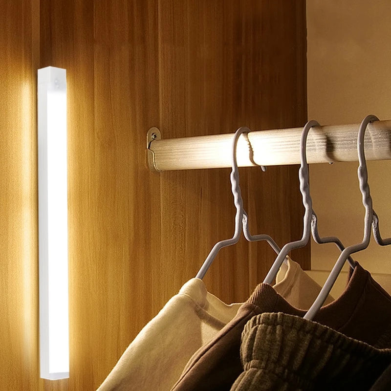 Luz Noturna LED Sem Fio com Sensor de Movimento e Recarga USB – Barra Longa para Armários de Cozinha, Guarda-Roupas, Cabeceiras e Escadas
