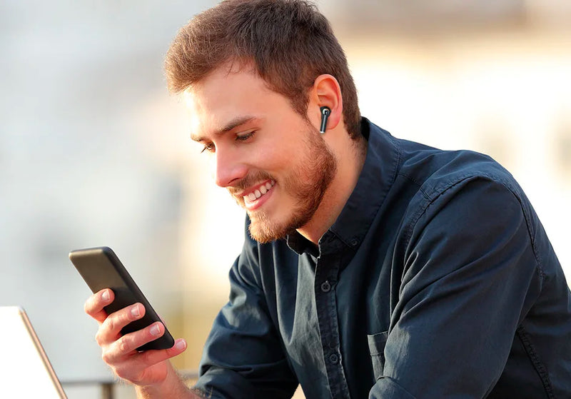 Auriculares inalámbricos Bluetooth Tronsmart Sounfii R4 con reducción de ruido de llamadas de cuatro micrófonos y 28 horas de reproducción.