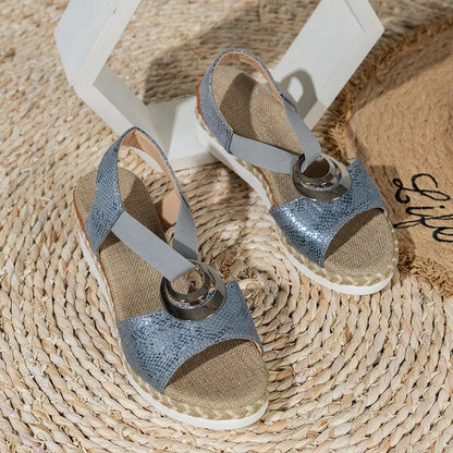 Sandalias de cuña con decoración de metal para mujer, zapatos de gladiador con plataforma y estampado de serpiente, cómodos e informales, de tacón medio, para verano de 2024.
