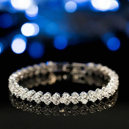 Pulsera elegante para mujer con cadena de circonitas cúbicas y brillantes incrustaciones. Regalos.