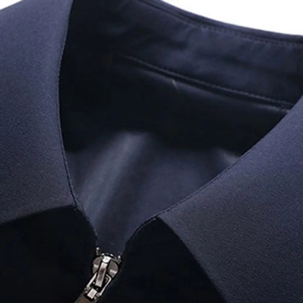 Chaqueta elegante para hombre de mediana edad con solapa y bolsillos con cierre de cremallera para negocios formales o ropa informal en primavera y otoño.