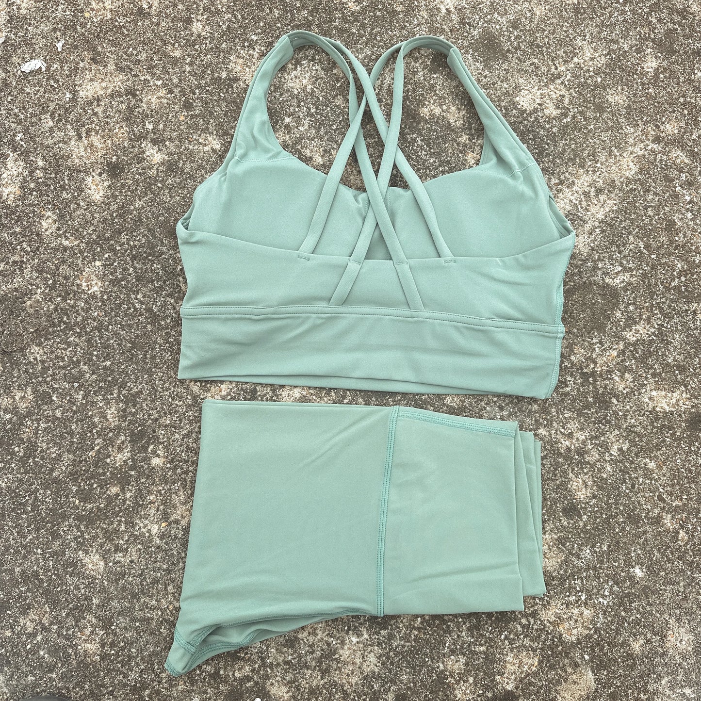 Conjunto de fitness para gimnasio de color sólido, sujetador deportivo cruzado suave y ajustado, 2 piezas de compresión, leggings de yoga de cintura alta, traje de entrenamiento integral para correr