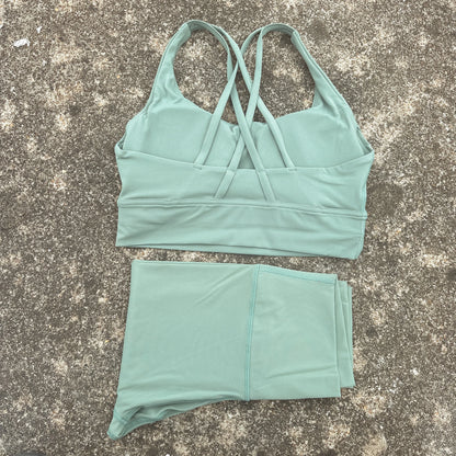 Conjunto de fitness para gimnasio de color sólido, sujetador deportivo cruzado suave y ajustado, 2 piezas de compresión, leggings de yoga de cintura alta, traje de entrenamiento integral para correr